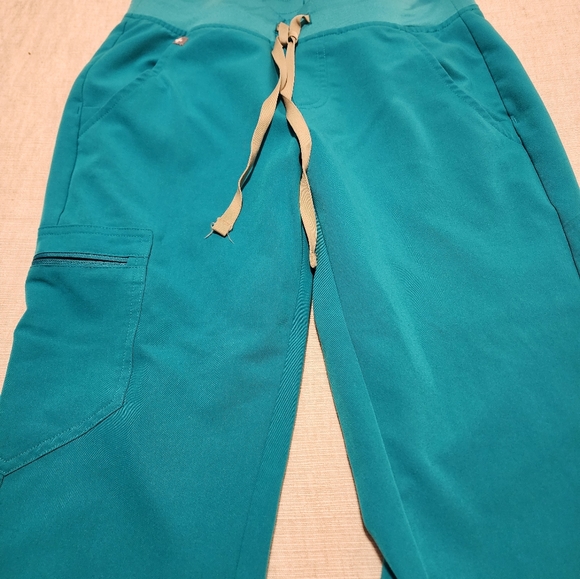 FIGS SCRUBS - Picture 2 of 5